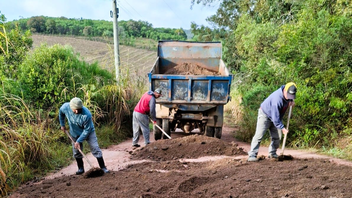 Pelotas: Prefeitura faz manutenção de estradas na zona rural