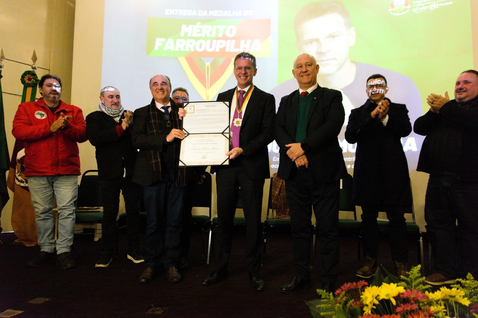 ZÉ NUNES HOMENAGEIA EDUARDO MOREIRA COM A MEDALHA DO MÉRITO FARROUPILHA