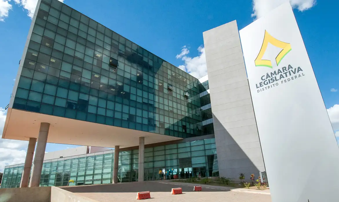 Deputados distritais extinguem jornada 6×1 de terceirizados