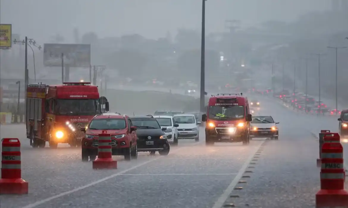 Temporais se interiorizam em Santa Catarina